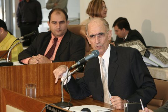 Ex.prefeito de Governador Valadares, entrega prefeitura fechada a sua sucessora.